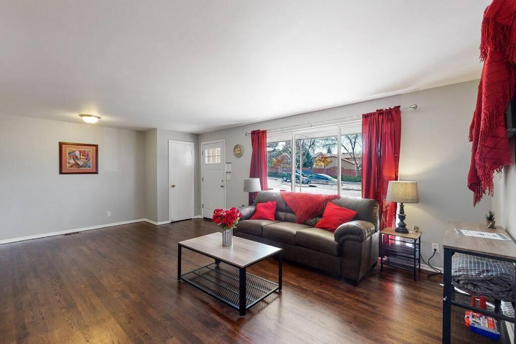 Large Remodeled Home With 5 Bedrooms 4 King Bed 센테니얼 외부 사진